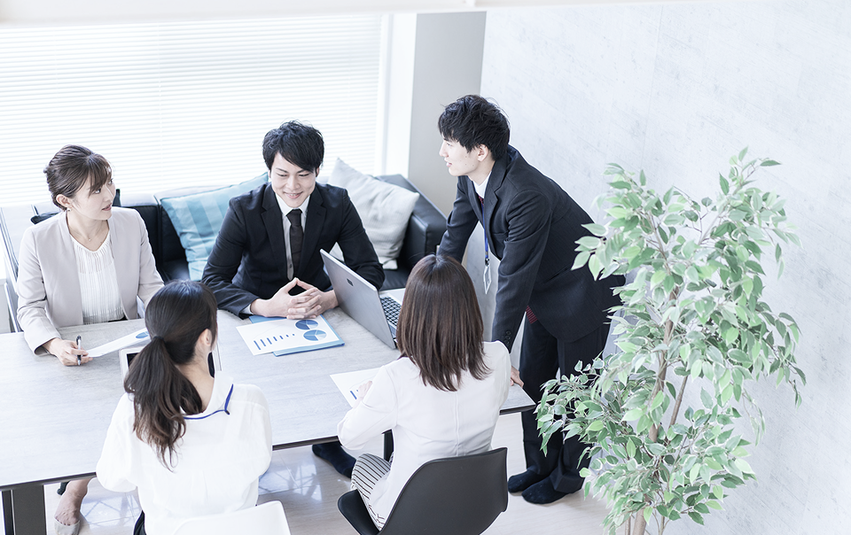 少人数のチームで働く環境のイメージ
